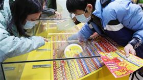 過年一到，許多民眾會買刮刮樂來試手氣。（圖／報系資料照）