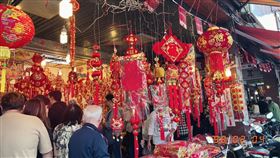 龍年，過年，新年，除夕，初一，走春，花燈，貼春聯，迪化街。（圖／資料照）