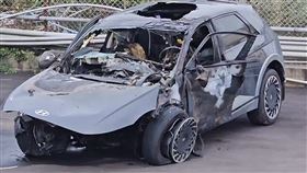 國道一號桃園楊梅休息站，卻在晚上發生嚴重死亡車禍，一輛電動休旅車「8人超載」不明原因自撞分隔島起火，截至今天（26日）上午8時許，已累計4死，其中，年紀最小的死者，為2歲男童，另有4人仍在搶救當中。國道警方已把事故車輛拖吊存放，肇事原因將由檢警調查釐清。