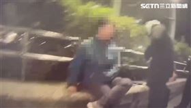 北市邱、黃2人在戶外抽K菸，警方到場發現水果禮盒藏7公斤毒品。（圖／翻攝畫面）