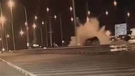 國道1號楊梅休息站匝道昨天（25日）發生電動車自撞安全島引發火燒車事故，造成4死4傷憾事。倪姓男子（40歲）疑因開啟輔助駕駛加上未留意車前狀況，行經匝道時完全沒有減速，撞上分隔島前剎車燈才亮起，車輛撞擊及後瞬間起火燃燒，肇事經過全被後方車輛行車紀錄器拍下。