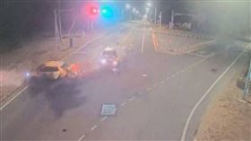 金門1名男子酒駕追撞計程車，導致2車駕駛頭部皆受傷送醫，所幸並無大礙。（圖／翻攝畫面）