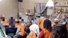 高雄警方摧毀非法賭場，35人遭逮捕。（ 圖／翻攝畫面）