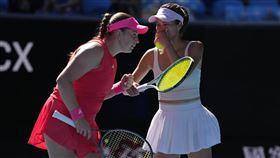台灣雙打好手謝淑薇這次與拉脫維亞名將奧斯塔朋科（Jelena Ostapenko）合拍。（圖／美聯社／達志影像）