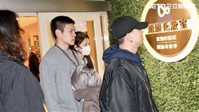 林葉亭與家屬趕往二殯（圖／記者鄭孟晃攝）