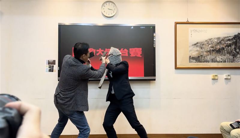 躲藍白暴力！3綠營國會大叔挑戰拍照拳擊