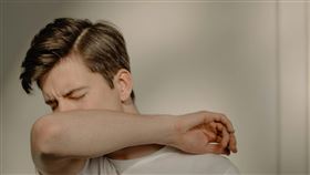 男子咳嗽。咳嗽。(圖／Pixabay)