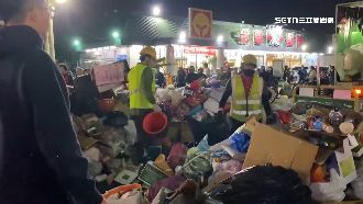 獨／年前斷捨離　民眾排隊包圍垃圾車