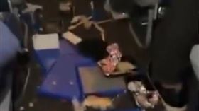 又是波音！飛機驚傳「異常移動」6人慘重傷　座艙食物灑滿地（圖／翻攝自X）