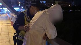 在友人與警方的陪伴與支持下，遭詐騙的蘇男決心正視問題。（圖／警方提供）