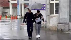 國道1號楊梅休息站昨發生電動車自撞安全島引發火燒車事故，倪姓男子駕駛5人座的休旅車肇事，造成1大3小死亡、4人受傷，倪妻的弟弟展男因為住院，把3名孩子託姊姊照顧，導致1死1傷，展男緊急辦理出院趕赴桃園，見不幸喪生的2歲幼子最後一面。