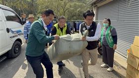 台南楠西地震災損  郭國文、林俊憲募物資發放台南市楠西區因地震出現災損，民進黨立委郭國文（前右）、林俊憲（前左）募集物資，26日跑遍楠西7個里發放，盼能協助大家好好過春節。（郭國文服務處提供）中央社記者楊思瑞台南傳真  114年1月26日