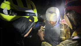 男子登北大武山滑落邊坡  警消護送下山1名男登山客26日攀登北大武山，不慎滑落邊坡，導致頭部撕裂傷，屏東縣消防局馳援，立即包紮傷口並護送男子下山。（屏東縣消防局提供）中央社記者李卉婷傳真  114年1月26日