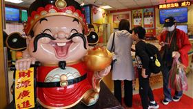 大樂透過年加碼　民眾購買彩券（1）大樂透過年加碼，1月24日起至2月12日頭獎連續20天開出，創史上最長開獎天數；台灣彩券今年也加碼新台幣100萬元「春節大紅包」等獎項。民眾26日在台北公館商圈的彩券行購買彩券，期盼能中獎。中央社記者郭日曉攝　114年1月26日