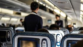 一名國外空服員分享，飛機上最髒的地方，其實是座位前的置物網袋。（示意圖，photoAC）