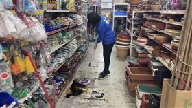台東5.2極淺層地震！貨物散落一地畫面曝　店員驚喊：先上下再左右晃。（圖／翻攝畫面）