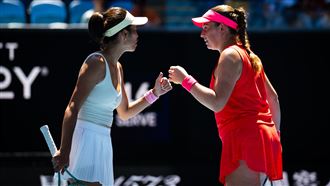 台灣網球雙打好手謝淑薇（左）這次在澳網與奧斯塔朋科（Jelena Ostapenko）合作拿下女雙亞軍。（圖／翻攝自WTA官方X）