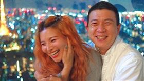 董仔去年就與老公約定除夕各自回家過年。董仔（左）、海力（右）（圖／翻攝自IG＠donehannah）