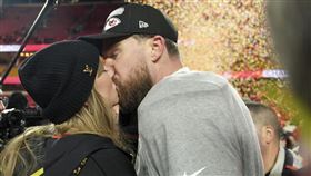 ▲泰勒絲（Taylor Swift）和男友凱爾西（Travis Kelce）在場上高調擁吻。（圖／美聯社／達志影像）