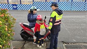 忘記今天學測！粗心媽「把10歲女丟校門口」走了　士林警急助返家。（圖／翻攝畫面）