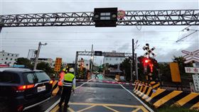 台鐵銅鑼站電線遭剪！列車延誤、封平交道