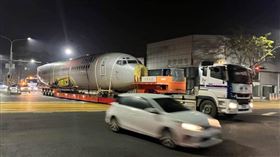 一名網友日前目睹飛機在馬路上出現。（圖／路上觀察學院臉書）