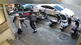 近日新北市林口發生一起駭人交通糾紛。（圖／翻攝自中時新聞）