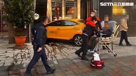 北市黃男駕駛計程車追撞6車後，再撞上文官學院大門口。（圖／翻攝畫面）