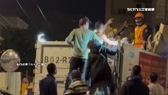 幫爸出氣！男跳上回收車　恐嚇清潔員慘了