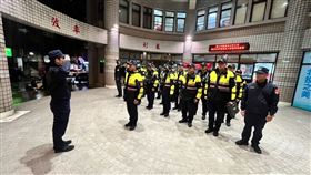 北投分局為壓制幫派囂張氣焰，執行「威力掃蕩」專案勤務，針對幫派依附處所或賴以為生之經營場所，為期兩日強力掃蕩，以讓民眾安心過好年。（圖／翻攝畫面）