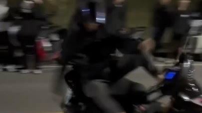 猴群飆車競技！他噴飛「選手變觀眾」