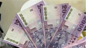 民眾到銀行排隊換2000面額的新鈔，驚見4張紙鈔被寫字。（圖/翻攝自爆料公社二社臉書）