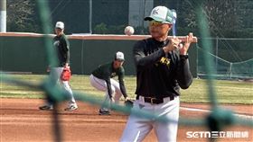 「三壘吸塵器」郭建霖來到台鋼雄鷹擔任二軍內野守備教練。（圖／蔡厚瑄攝影）