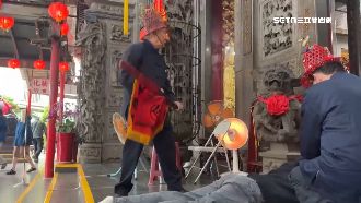 東隆宮祭改求好運　大批信眾排隊打屁股