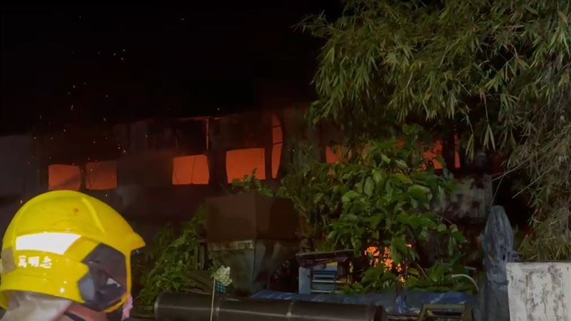 今天（28日）是除夕，台南市關廟區田大路巷內一處2層樓鐵皮建物傳出火警，，屋內2人自行逃出。（圖／翻攝畫面）