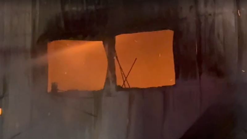 今天（28日）是除夕，台南市關廟區田大路巷內一處2層樓鐵皮建物傳出火警，，屋內2人自行逃出。（圖／翻攝畫面）