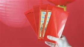 一名女網友透露年薪破300萬的男友過年包500元紅包給她，竟要求她也要回包。（示意圖，photoAC）