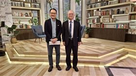 台大醫院院長吳明賢接受三立電視台《話時代人物》的專訪。(圖/《話時代人物》提供)