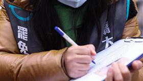 新北罷免團體募集連署書（2）罷免團體27日在新北市進行快閃活動，宣傳罷免部分國民黨立委，向理念相同的民眾募集罷免連署書。中央社記者王騰毅攝　114年1月27日