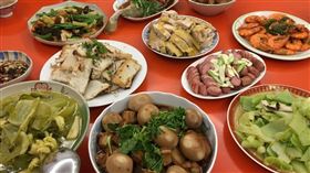 除夕夜大家會吃年夜飯。（示意圖／photoAC）