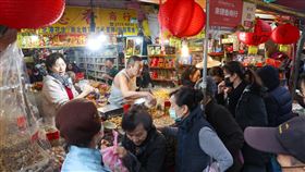 小年夜　民眾濱江市場採買（2）農曆春節連假第3天，27日是小年夜，台北市濱江市場擠滿採買人潮，市場買氣熱絡，有攤商不畏寒流來襲，只穿一件無袖背心銷售商品。中央社記者吳家昇攝　114年1月27日