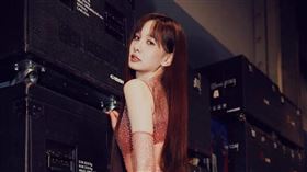 安心亞薄紗表演服超震撼。（圖／翻攝自安心亞IG）