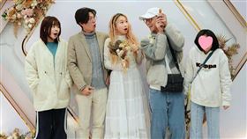 黃云歆（中）與導演男友（左2）登記結婚，浩子（右2）、葉芸希（左1）來當證婚人。（圖／翻攝自黃云歆臉書）