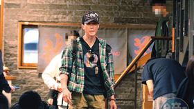 吳尊難得來台，45歲的他也有俏皮表情，他在機場遇到三三兩兩熱情的粉絲，不但打招呼還拍照聊天。