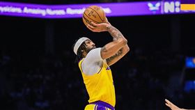 戴維斯（Anthony Davis）轟下42分23籃板開無雙，率領湖人笑納4連勝。（圖／翻攝自湖人隊官方X）