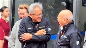 黃仁勳輕裝訪台中矽品精密  直呼好冷輝達（NVIDIA）執行長黃仁勳（右2）16日抵台首站前往台中矽品精密工業有限公司，由於台中氣溫僅攝氏15度，且風勢陣陣，讓僅著短袖搭外套的黃仁勳直呼「台中好冷」。中央社記者趙麗妍攝  114年1月16日