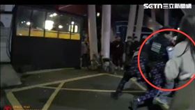 北市何男與楊姓女友當街大吵，還動手推開勸架的警員。（圖／翻攝畫面）