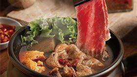 老先覺麻辣窯燒鍋原肉現切。（圖／品牌業者提供）