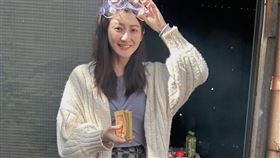 林逸欣過年在家拜拜。（圖／鑫羽工作室）