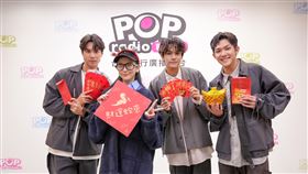 AcQUA小分隊和魏如昀(左二)聊過年必做習慣,李秉諭(左一)玩刮刮樂,林毓家(右一)最難忘全家一起放煙火,盧佾暘(右二)全家都會去爬山。（圖／POP Radio）